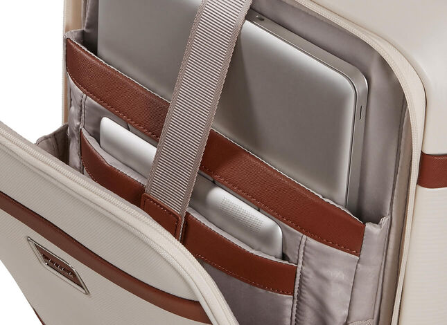 Frontlomme med rum til bærbar computer