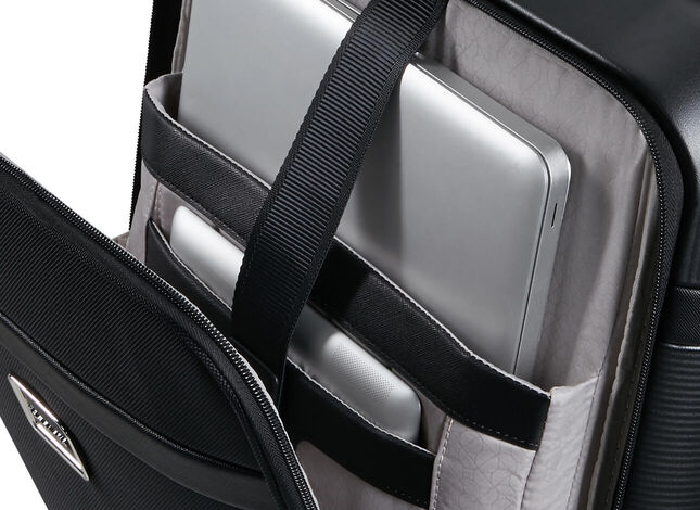 Frontlomme med rum til bærbar computer